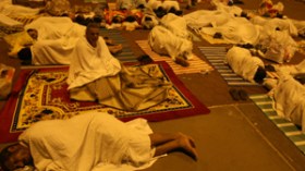 200 معتمر يقتحمون مطار جدة ويسطون على مقاعد غيرهم في الطائرة