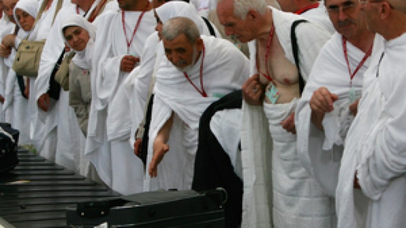 السعودية تؤكد تأخر 22 ألف معتمر جزائري بمطار المدينة المنورة