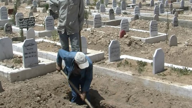 حرفة حفر القبور.. قطعة عذاب في الحر والصيام