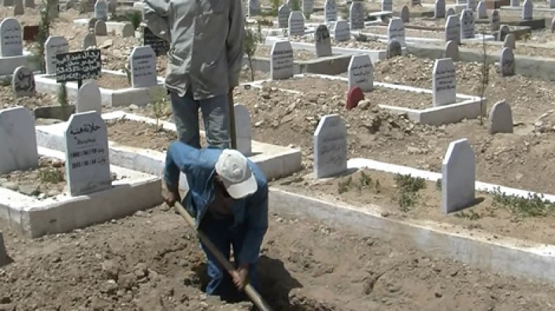 حرفة حفر القبور.. قطعة عذاب في الحر والصيام