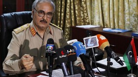 الجنرال خليفة حفتر يصف الجزائر بـ “العدوة”!