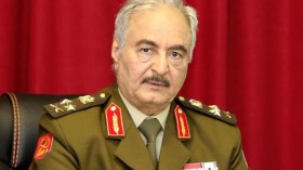 حفتر يطالب الاتحاد الاوروبي بميزانية ضخمة لوقف تدفق المهاجرين