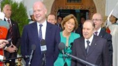 Hague: “” L'Algérie doit coopérer avec le CNT concernant la famille Kadhafi “”