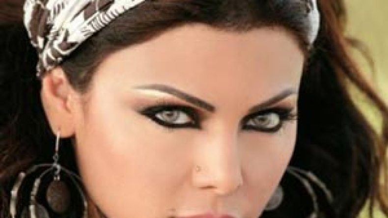 هيفاء وهبي تتحدى البرلمان الكويتي وتغني خلسة