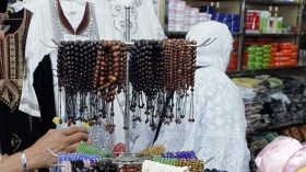 كعكات 3D .. ‬ولائم فاخرة وحجاج‮ ‬يغزون الأسواق لاقتناء الهدايا