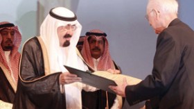 البروفيسور عبد الرحمن حاج صالح يتسلم جائزة الملك فيصل العالمية