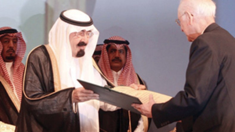 البروفيسور عبد الرحمن حاج صالح يتسلم جائزة الملك فيصل العالمية