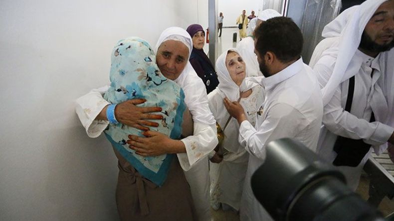 أهالي الحجاج يستقبلون ذويهم بالدموع والفضول وحكايات الرعب