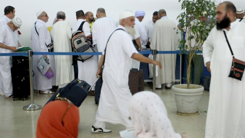 مسنون ومرضى يتعذبون في طوابير تأشيرة العمرة