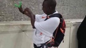 حاج يرجم بـ”التيربولات” وحاجة تلعق كسوة الكعبة