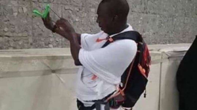 حاج يرجم بـ”التيربولات” وحاجة تلعق كسوة الكعبة