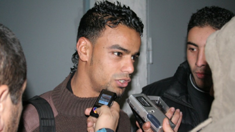 الحاج عيسى يرفض الإفطار في رمضان وأكل لحم الخنزير