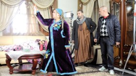 الحاج لخضر يسلّط الضوء على مشاكل الجزائريين في “حكاية دارنا”