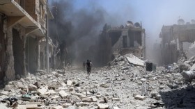 الجيش يقصف مقاتلين في حلب