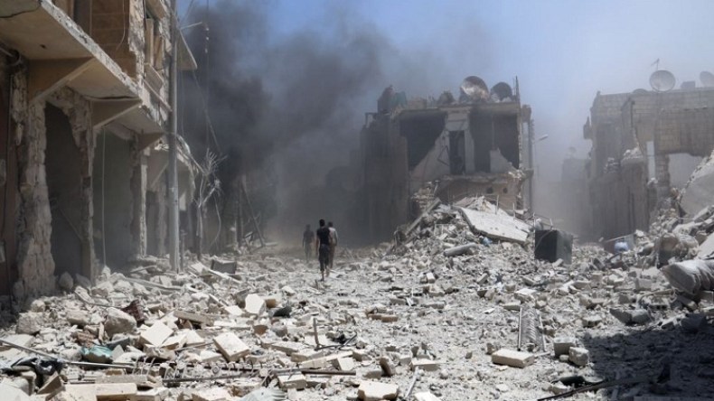 الجيش يقصف مقاتلين في حلب