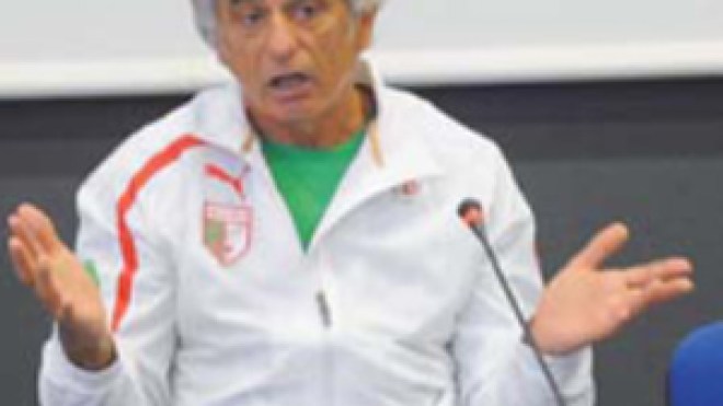 حاليلوزيتش‭ ‬يشهر‭ ‬سيف‭ ‬الحجّاج‭ ‬في‭ ‬وجه‭ ‬محترفي ‬الخليج
