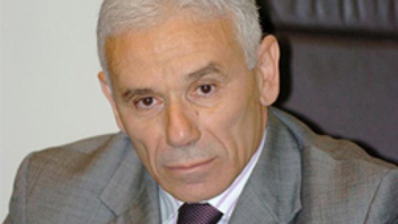 حليم بن عطا الله:”للجزائريين حق شرعي بالتنقل فوق الأراضي الأوروبية”