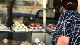 طوابير نسائية على الحلويات الجاهزة ليلة العيد