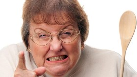 حماتي تريدني أن أقضي معها شهر رمضان.. كيف أتصرف؟