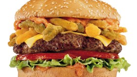 اعتقال أمريكية قذفت صديقها بالهمبرغر بعد شجار حاد