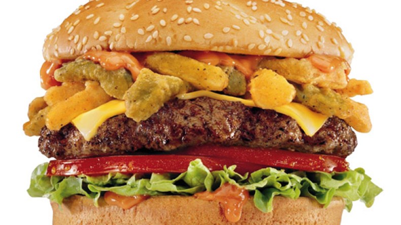 اعتقال أمريكية قذفت صديقها بالهمبرغر بعد شجار حاد