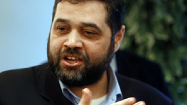 أسامة حمدان للشروق: على عباس اطلاق يد المقاومة للتصدي للجريمة