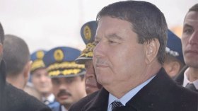 طرد اللواء عبد الغني هامل من مسكنه الوظيفي وتجريده من سلاحه الشخصي
