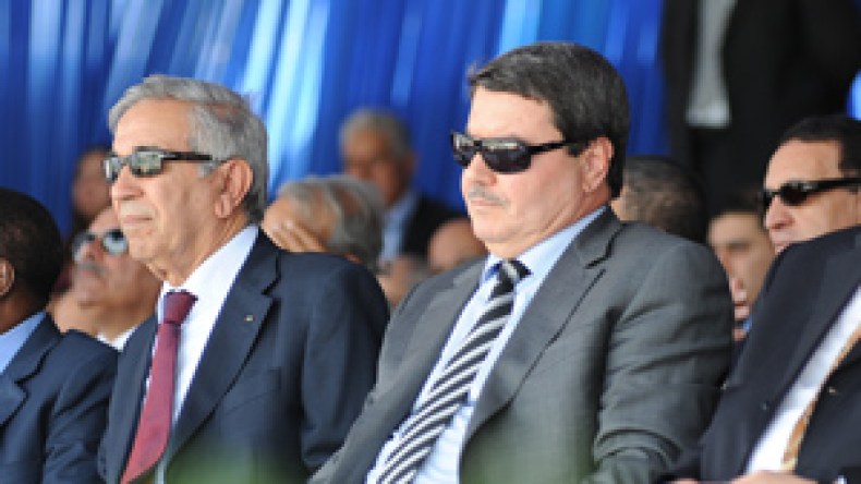 وزير‭ ‬الداخلية‭ ‬يقلد‭ ‬المفتش‭ ‬العام‭ ‬للأمن‭ ‬أعلى‭ ‬رتبة‭ ‬في‭ ‬جهاز‭ ‬الشرطة