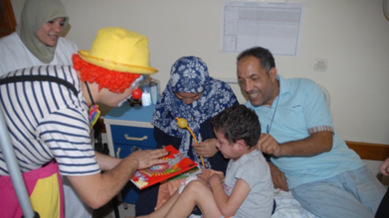 حميد عاشوري والمهرج ميمو يرسمان البسمة على وجوه أطفال السرطان بمستشفى بارني