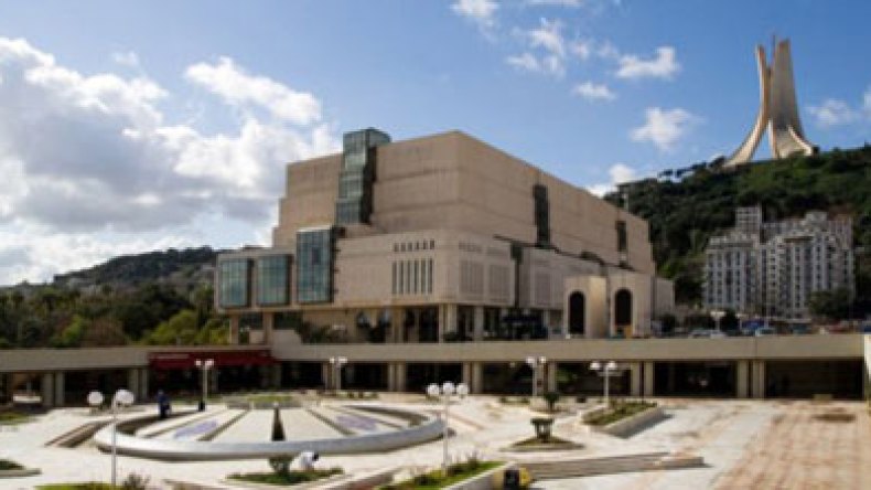 الفطريات تلتهم رفوف المكتبة الوطنية و العمال يستغيثون جراء الأمراض