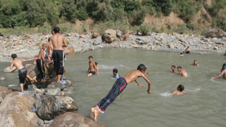 عُطل الجزائريين..مستنقعات قاتلة للغلابى ومنتجعات آمنة “للمزهورين”