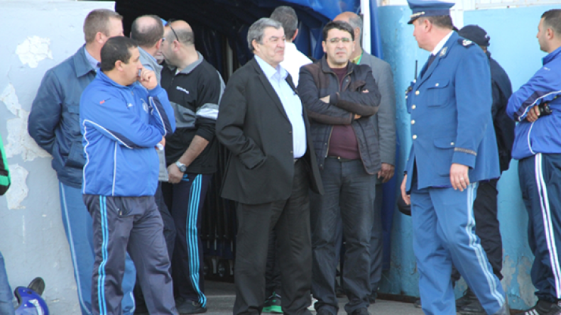 حسابات البقاء تتعقد والأنصار يتهمون اللاعبين