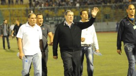 اللاعبون،المسيرون وبعض الأنصار يعارضون رحيل حناشي