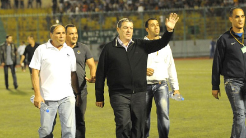 اللاعبون،المسيرون وبعض الأنصار يعارضون رحيل حناشي