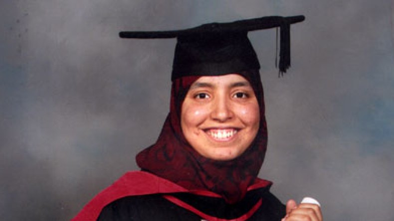 الطبيبة المتفوقة حنان  للشروق : كرمني بوتفليقة  صرفت علي الملايير في بريطانيا وشهادتي غير معترف بها في الجزائر