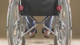 أمّ‭ ‬لمعوقتين‭ ‬ذهنيا‭ ‬وحركيا‭ ‬تستغيث‭ ‬لإخراجهم‭ ‬من‭ ‬جحيم‭ ‬أزمة‭ ‬السكن