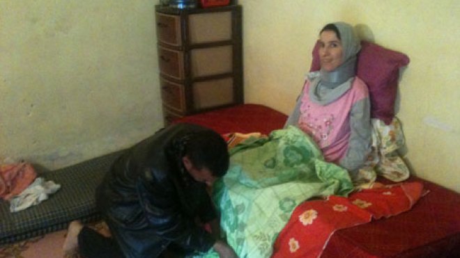 قصة سليم الذي يحمل زوجته على كتفه تبكي الجزائريين