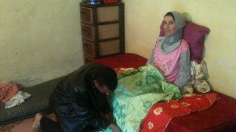 قصة سليم الذي يحمل زوجته على كتفه تبكي الجزائريين