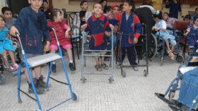 عاملونا كبشر كاملي الحقوق وكفوا عن اعتبارنا كائنات سريرية