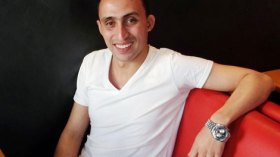 هاني.. الشاب الذي فقد والدته فرثاها في أغنية حزينة