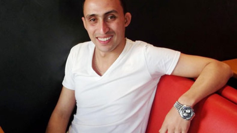 هاني.. الشاب الذي فقد والدته فرثاها في أغنية حزينة