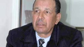 “لا يجب أن تختفي وراء مساعديك لأنك سبب المهزلة”