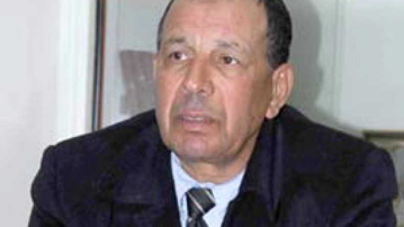 “لا يجب أن تختفي وراء مساعديك لأنك سبب المهزلة”