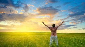 ما أجمل أن تحيَا هيّنًا خفيفَ الظلّ!