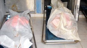 عشرات العائلات تتوافد على المستشفى لمعاينة بقايا جثة “الحراڤ”