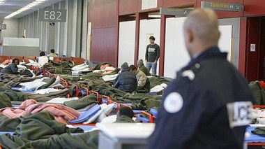 Fuite collective des “harragas” algériens du centre de regroupement des émigrants en Italie