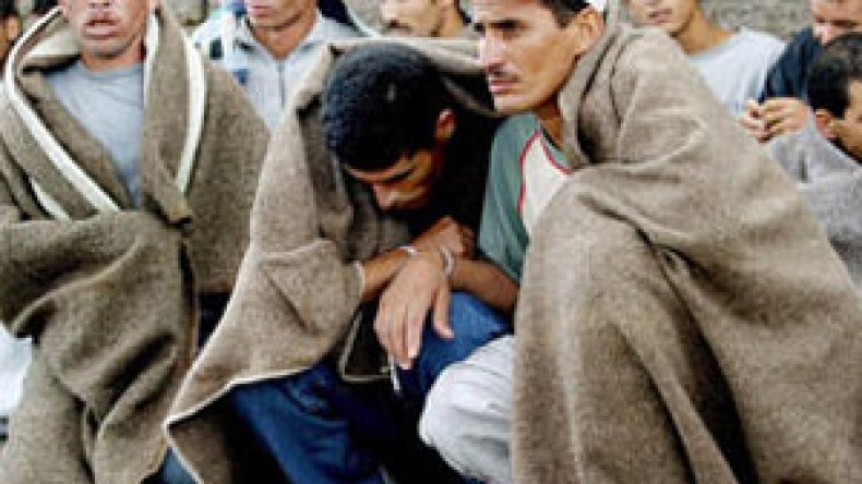 ترحيل “الحراڤة” دون حجز وفرض ضريبة جديدة على الطلبة