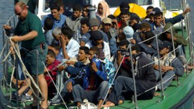 عائلات “الحراڤة” تقتفي آثار 48 شابا جزائريا احتجزوا بتونس