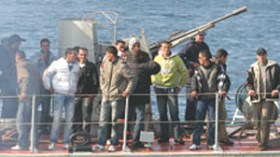 شاب من مالي وأربعين جزائريا في قبضة القوات البحرية