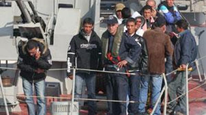 حراڤة يستغلون وقت الإفطار للتسلل للبواخر الراسية بميناء العاصمة